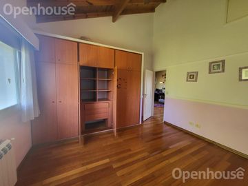 Casa en  Venta en Las Condes - Pilar- 2 plantas sobre lote central.