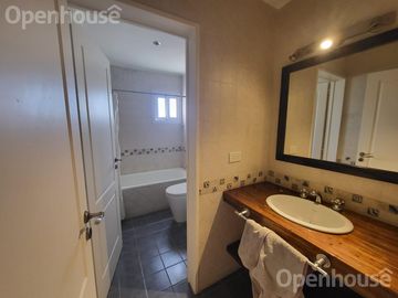 Casa en  Venta en Las Condes - Pilar- 2 plantas sobre lote central.