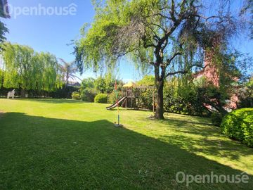 Casa en  Venta en Las Condes - Pilar- 2 plantas sobre lote central.