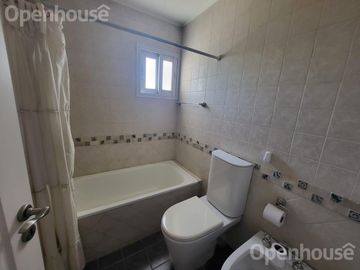 Casa en  Venta en Las Condes - Pilar- 2 plantas sobre lote central.
