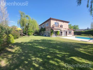 Casa en  Venta en Las Condes - Pilar- 2 plantas sobre lote central.