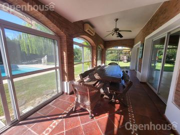 Casa en  Venta en Las Condes - Pilar- 2 plantas sobre lote central.