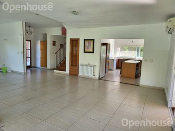 Casa en  Venta en Las Condes - Pilar- 2 plantas sobre lote central.