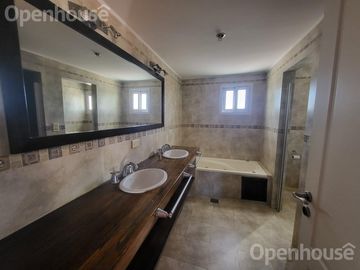 Casa en  Venta en Las Condes - Pilar- 2 plantas sobre lote central.