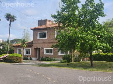 Casa en  Venta en Las Condes - Pilar- 2 plantas sobre lote central.