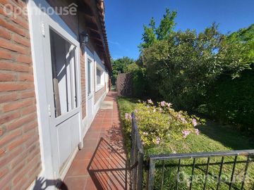 Casa en  Venta en Las Condes - Pilar- 2 plantas sobre lote central.