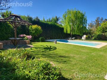 Casa en  Venta en Las Condes - Pilar- 2 plantas sobre lote central.