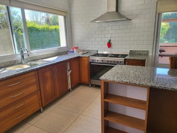 Casa en  Venta en Las Condes - Pilar- 2 plantas sobre lote central.