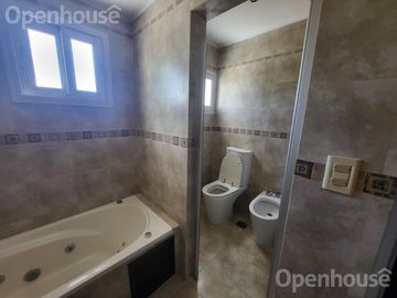 Casa en  Venta en Las Condes - Pilar- 2 plantas sobre lote central.