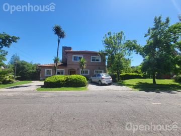 Casa en  Venta en Las Condes - Pilar- 2 plantas sobre lote central.