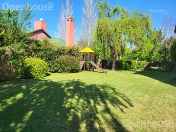 Casa en  Venta en Las Condes - Pilar- 2 plantas sobre lote central.