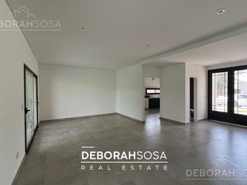 Casa en Venta 4 ambientes Una Planta Lote Interno El Canton