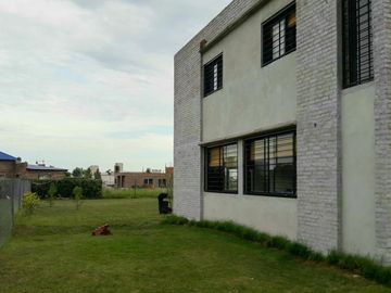 Hermosa casa de 3 dormitorios en barrio abierto Las Tardes, Roldan