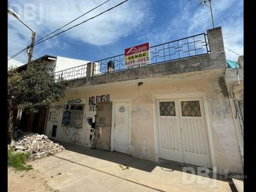 VENTA DE CASA 4 AMBIENTES EN VILLA CELINA