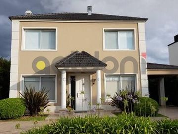 Excelente Casa En Venta con Piscina en Altos De Hudson I