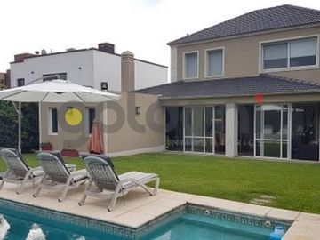 Excelente Casa En Venta con Piscina en Altos De Hudson I