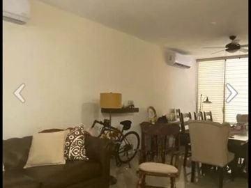 Hermosa Casa equipada con paneles  en Privada Temozón 39 en Mérida, Yucatán