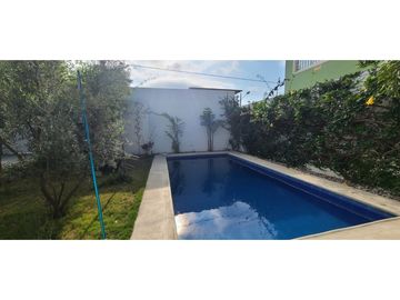 Se renta casa con piscina cerca de la universidad