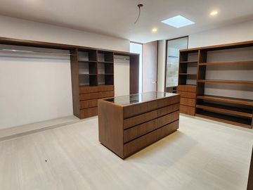 Casa de 659 m2 de construcción en Privada con Amenidades en Mérida