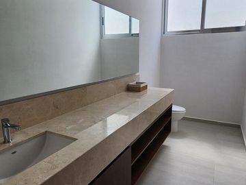 Casa de 659 m2 de construcción en Privada con Amenidades en Mérida