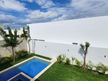 Casa de 659 m2 de construcción en Privada con Amenidades en Mérida