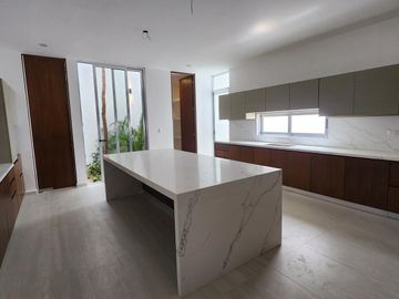 Casa de 659 m2 de construcción en Privada con Amenidades en Mérida