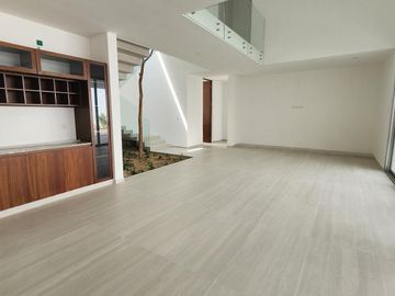 Casa de 659 m2 de construcción en Privada con Amenidades en Mérida