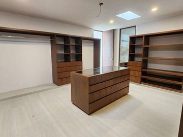 Casa de 659 m2 de construcción en Privada con Amenidades en Mérida