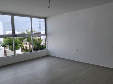 Casa de 659 m2 de construcción en Privada con Amenidades en Mérida