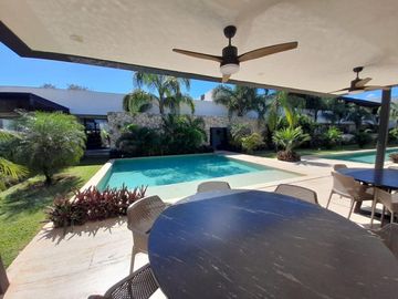 Casa de 659 m2 de construcción en Privada con Amenidades en Mérida