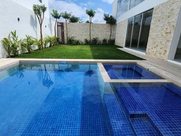 Casa de 659 m2 de construcción en Privada con Amenidades en Mérida