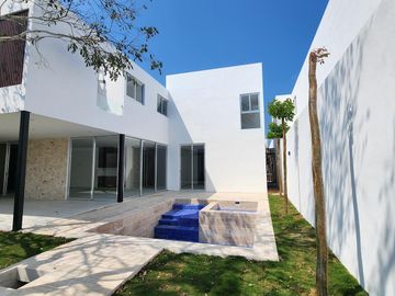 Casa de 659 m2 de construcción en Privada con Amenidades en Mérida