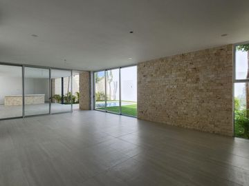 Casa de 659 m2 de construcción en Privada con Amenidades en Mérida