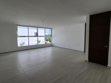 Casa de 659 m2 de construcción en Privada con Amenidades en Mérida