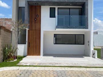 Casa en  venta en Lomas de Angelopolis con 3 recamaras