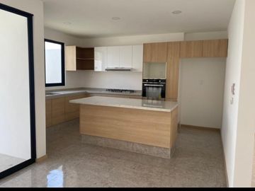 Casa en  venta en Lomas de Angelopolis con 3 recamaras