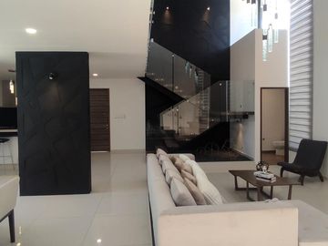 Casa en  venta con amplio terreno en Parque Michoacan, Lomas de Angelopolis Puebla,