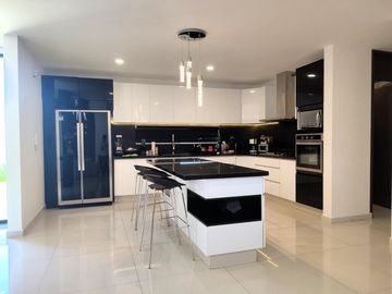 Casa en  venta con amplio terreno en Parque Michoacan, Lomas de Angelopolis Puebla,