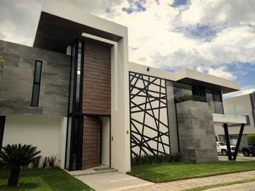 Casa en  venta con amplio terreno en Parque Michoacan, Lomas de Angelopolis Puebla,