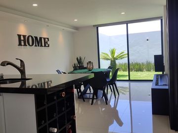 Casa en  venta con amplio terreno en Parque Michoacan, Lomas de Angelopolis Puebla,