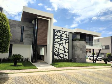 Casa en  venta con amplio terreno en Parque Michoacan, Lomas de Angelopolis Puebla,