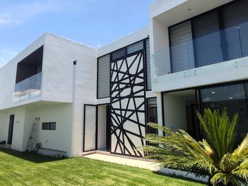 Casa en  venta con amplio terreno en Parque Michoacan, Lomas de Angelopolis Puebla,