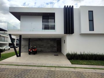 Casa en  venta con amplio terreno en Parque Michoacan, Lomas de Angelopolis Puebla,