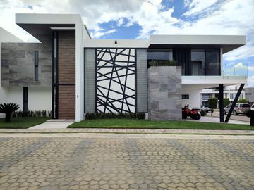 Casa en  venta con amplio terreno en Parque Michoacan, Lomas de Angelopolis Puebla,
