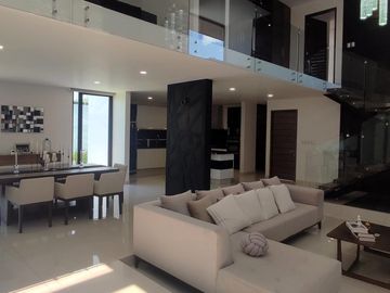 Casa en  venta con amplio terreno en Parque Michoacan, Lomas de Angelopolis Puebla,