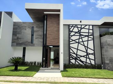 Casa en  venta con amplio terreno en Parque Michoacan, Lomas de Angelopolis Puebla,