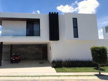 Casa en  venta con amplio terreno en Parque Michoacan, Lomas de Angelopolis Puebla,