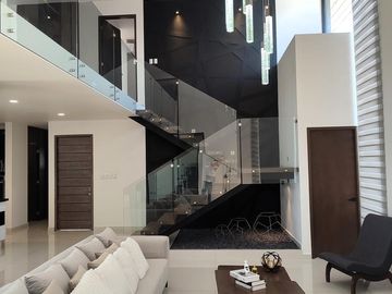 Casa en  venta con amplio terreno en Parque Michoacan, Lomas de Angelopolis Puebla,