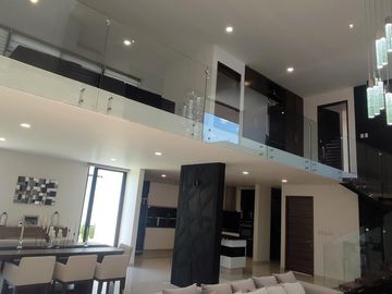 Casa en  venta con amplio terreno en Parque Michoacan, Lomas de Angelopolis Puebla,