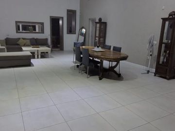 AMPLIA CASA SEMI PRIVADO CALLE SANCHEZ GLLEN
